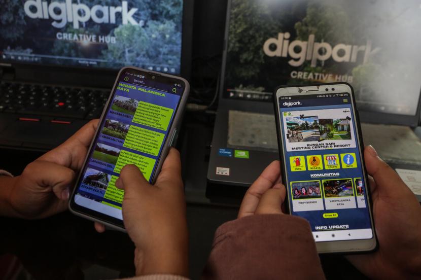 Warga mengakses aplikasi Digipark (Digital Palangkaraya Kreatif) di Palangkaraya, Kalimantan Tengah, Selasa (18/1/2022). Menteri Pariwisata dan Ekonomi Kreatif Sandiaga Uno mengatakan tren pariwisata saat ini bergeser ke arah digital.
