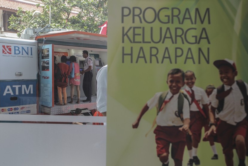 Warga mengaktifkan Kartu Program Keluarga Harapan (PKH) di gerai ATM BNI usai peluncuran Penyaluran Bantuan Sosial Non Tunai PKH tahun 2016 di Jakarta, Kamis (17/11). 