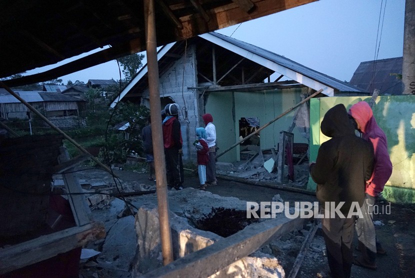 Warga mengamati bangunan yang roboh akibat gempa tektonik dangkal dengan kekuatan 4,4 SR, yang melanda Desa Kasinoman, Kalibening, Banjarnegara, Jawa Tengah, Rabu (18/4).