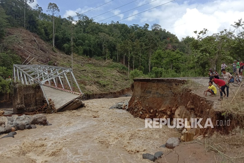 Longsor dan banjir bandang melanda tiga kecamatan di Kabupaten Lahat. Foto ilustrasi banjir di Lahat