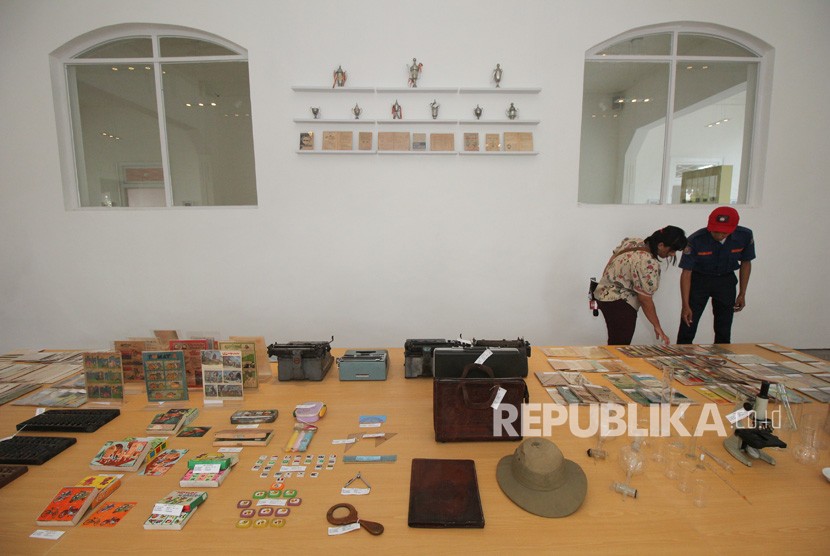 Warga mengamati koleksi Museum Pendidikan di Jalan Genteng Kali, Surabaya, Jawa Timur, Senin (25/11/2019).