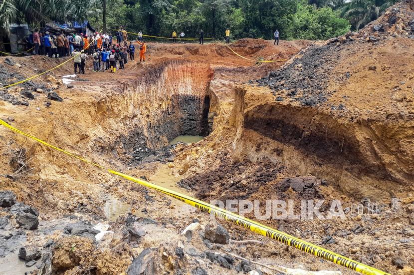 Peristiwa tanah longsor terjadi di tambang emas di Kabupaten Solok Selatan, Senin (11/1). Empat orang meninggal dunia akibat peristiwa tersebut.
