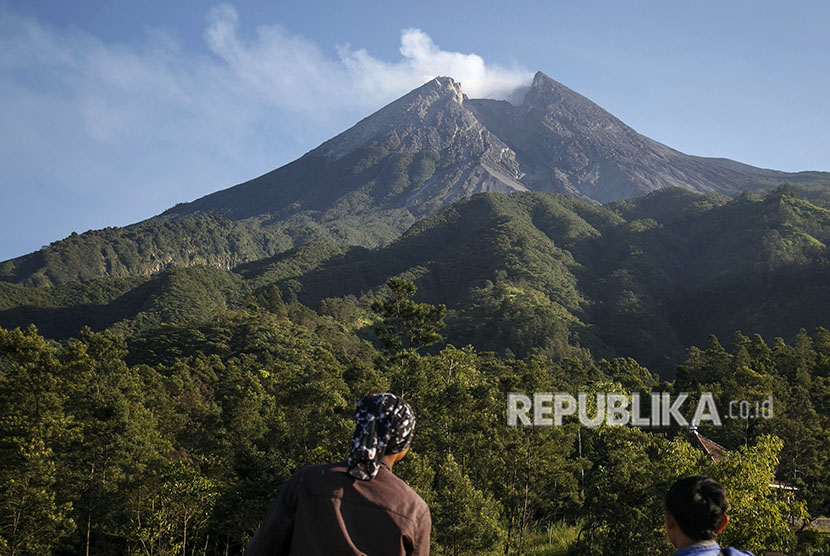 Warga mengamati puncak Gunung Merapi di pos pemantauan kawasan Bukit Klangon, Cangkringan, Sleman, DI Yogyakarta, Sabtu (12/5).