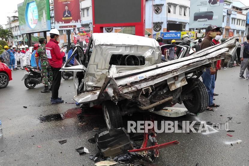 Warga mengamati sebuah mobil yang rusak akibat ditabrak truk tronton di Turunan Rapak, Balikpapan, Kaltim, Jumat (21/1/2022). Kecelakaan yang diduga karena truk mengalami rem blong itu mengakibatkan lima orang tewas.