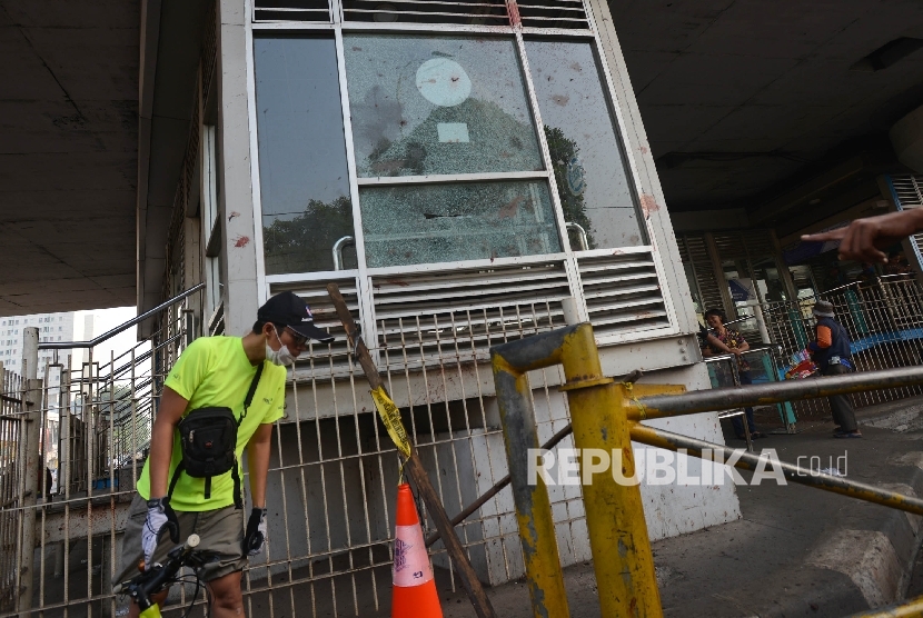  Warga mengamati sekitar Tempat Kejadian Perkara (TKP) dugaan bom bunuh diri di Terminal Kampung Melayu, Jakarta Timur, Rabu (25/5). 