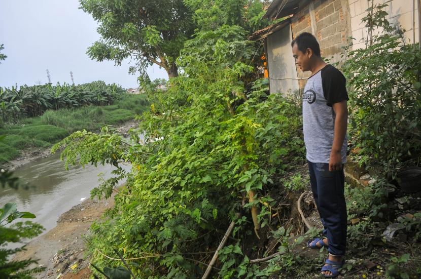 Warga mengamati tanah yang amblas akibat pergeseran tanah di Desa Sriamur, Tambun, Kabupaten Bekasi, Jawa Barat, Kamis (26/11/2020). Menurut warga sebanyak 12 rumah terdampak akibat pergeseran tanah di aliran kali Bekasi dan telah terjadi dari tahun 2004.