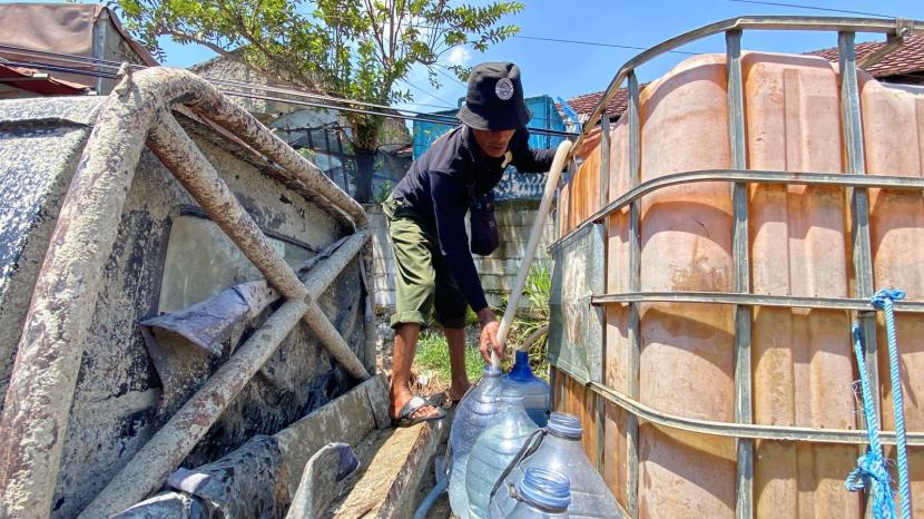 Warga mengambil air bersih dari losbak yang disediakan Pemerintah Desa Ciampea, Kabupaten Bogor, Jawa Barat.