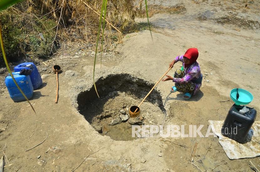 Badan Penanggulangan Bencana Daerah (BPBD) Kabupaten Cilacap, Jawa Tengah, masih menyalurkan bantuan air bersih kepada masyarakat yang membutuhkan (Foto: ilustrasi kekeringan)