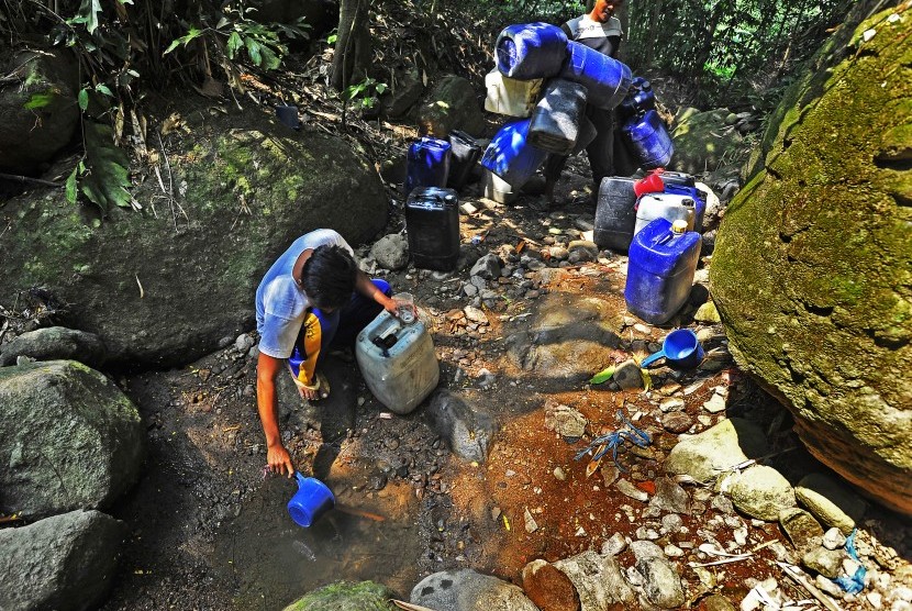 Warga mengambil air di Kali Watu Lawang, Gerem, Grogol, Cilegon, Sabtu (29/6/2019). 