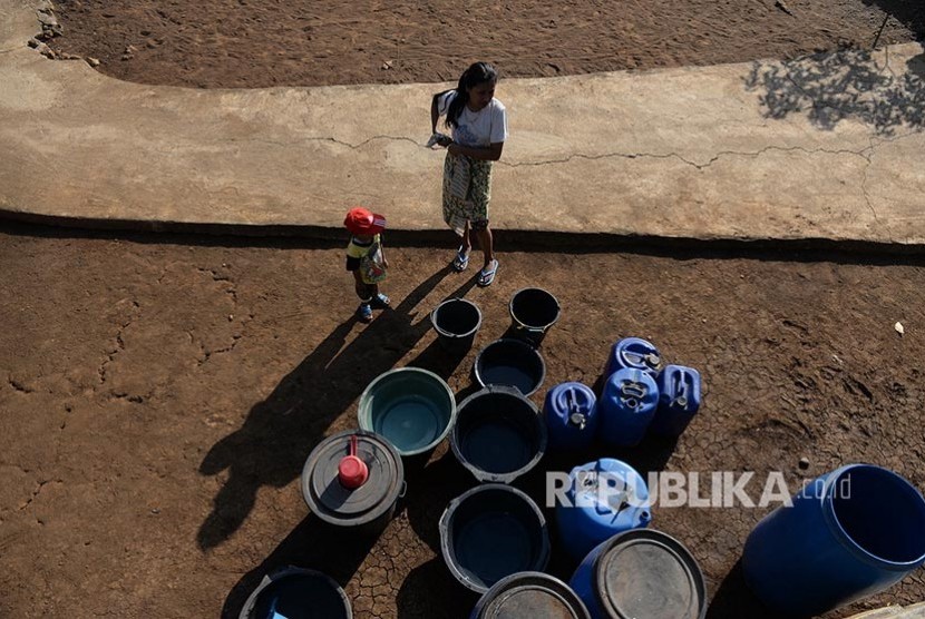 Warga mengambil air saat pengiriman air bersih dengan tangki di Dusun Papringan, Tileng, Gunungkidul