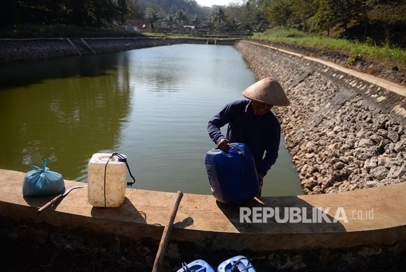 Warga mengambil air untuk memberi minum ternaknya di Telaga Gebang, Dusun Wuni, Gunungkidul.