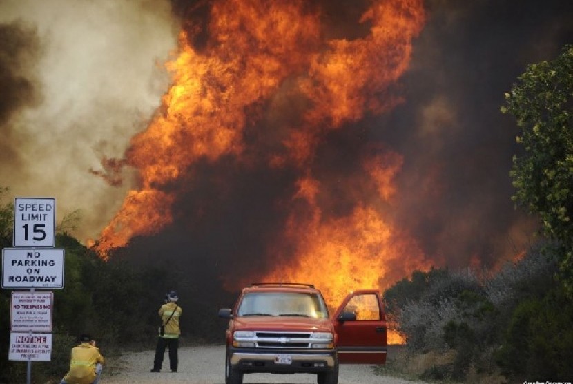 Warga mengambil foto kobaran api di dekat Camarillo, sebelah baratlaut Los Angeles yang mengancam ribuan rumah (2/5)