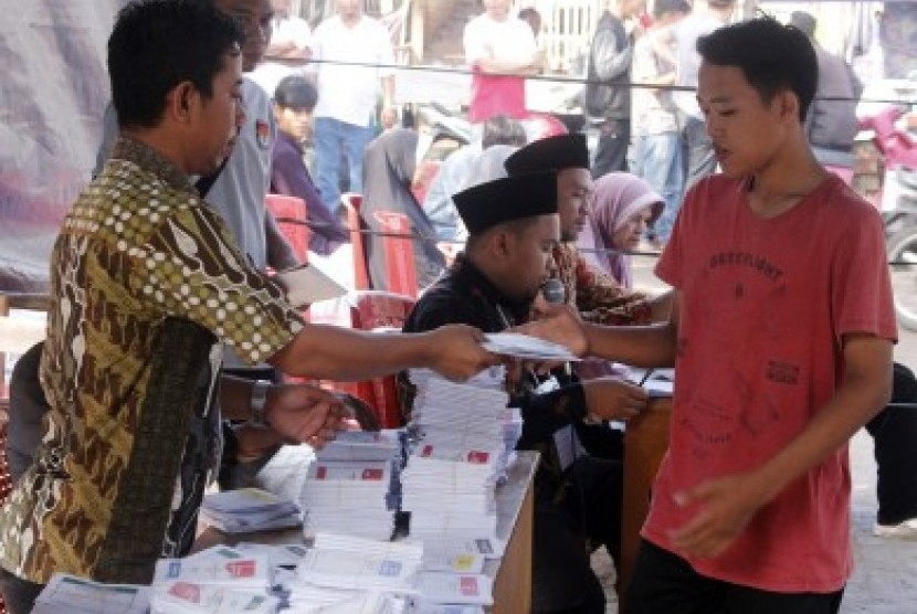 [ilustrasi] Warga mengambil kertas suara saat pemungutan suara ulang (PSU) Pemilu 2019 di TPS 024, Ciloang, Serang, Banten, Ahad (21/4/2019). 
