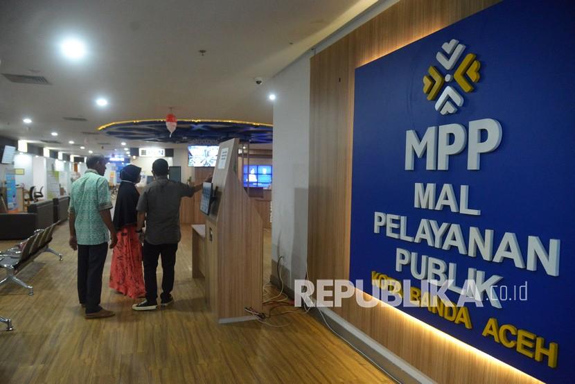 Warga mengambil tiket antrian layanan di Mal Pelayanan Publik (MPP) pusat peberlanjaan Pasar Aceh, Banda Aceh, Jumat (29/10/2021). (Ilustrasi)