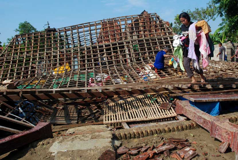   Warga mengangkut barang dari rumah yang roboh akibat diterjang angin puting beliung di Desa Srikaton, Kayen, Pati, Jateng, Kamis (24/10). (Antara//Andreas Fitri Atmoko)