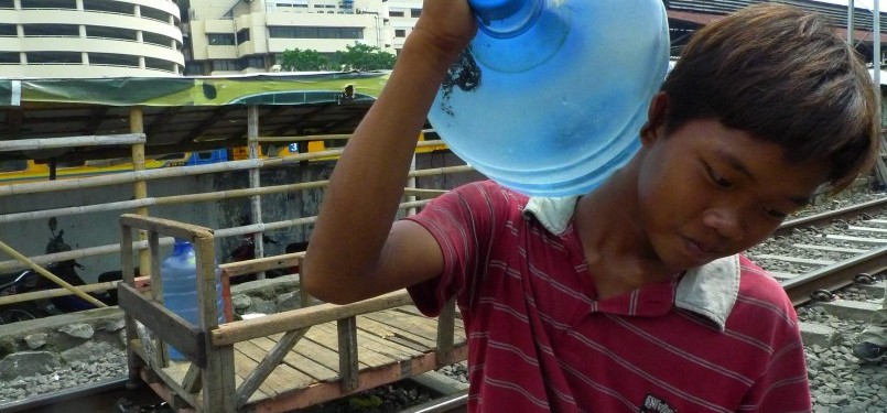 Warga mengangkut galon berisi air bersih untuk dijual di Kampung Bandan, Jakarta Utara, Senin (20/2). (Republika/Aditya Pradana Putra)