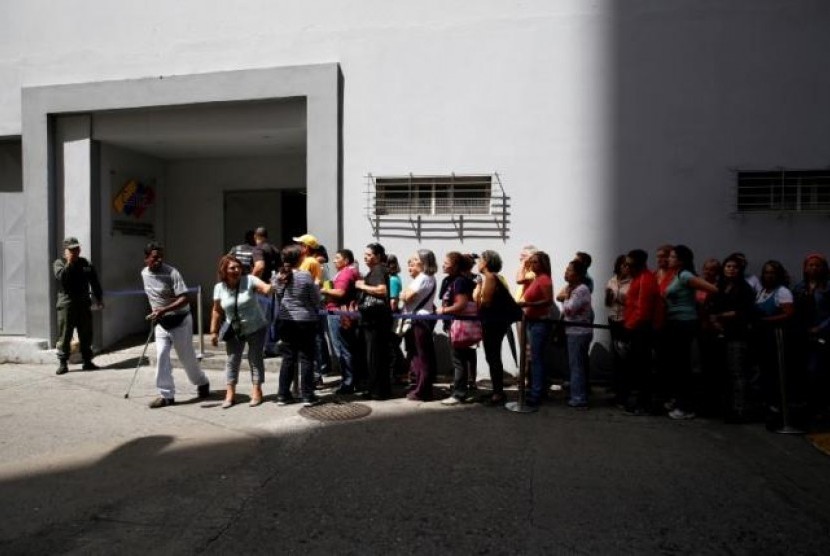 Warga mengantre di luar gedung Dewan Pemilihan Nasional Venezuela (CNE) di Caracas, Venezuela, 21 Juni 2016 untuk memverifikasi tanda tangan mereka sehingga referendum melawan Presiden Nicolas Maduro bisa digelar.
