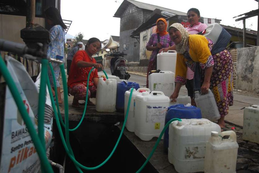 Warga mengantre mendapatkan air bersih di tempat penyaluran air kawasan lembah Gunung Sindoro-Sumbing Desa Kledung, Temanggung, Jawa Tengah, Jumat (14/9).