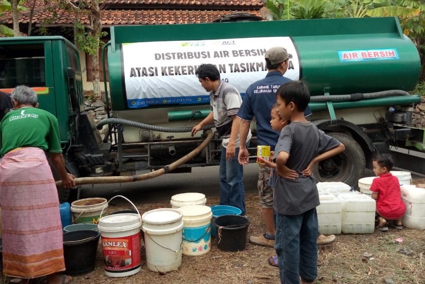 Warga mengantre mendapatkan bantuan air bersih dari ACT Tasikmalaya, di Kelurahan Singkup, Kecamatan Purbaratu, Kota Tasikmalaya, Sabtu (6/7). 