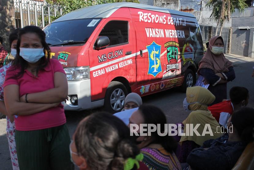 Warga mengantre mendapatkan vaksinasi COVID-19 setelah Gerai Vaksin Keliling Respon Cepat Vaksin Merdeka mendatangi salah satu kampung di Jalan Kapasari, Surabaya, Jawa Timur, Senin (16/8/2021). Forkopimda Kota Surabaya meluncurkan mobil Gerai Vaksin Keliling Respon Cepat Vaksin Merdeka sebanyak 22 unit menjangkau masyarakat yang tidak bisa hadir di sentra-sentra vaksinasi dan mempercepat terwujudnya kekebalan kelompok menuju Indonesia sehat.