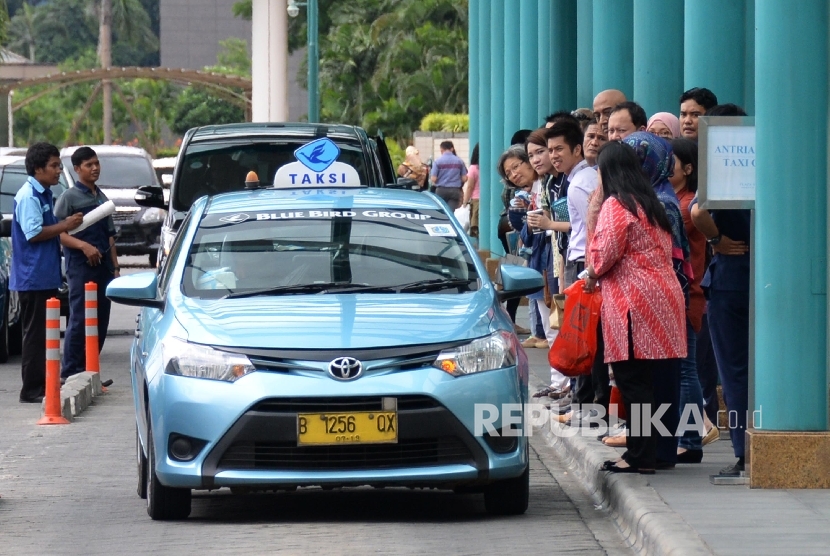 Warga mengantre menunggu taksi Blue Bird di kawasan Senayan, Jakarta, Rabu (23/3).  (Republika/Yasin Habibi)