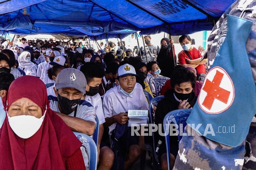 Warga mengantre saat mengikuti vaksinasi massal di Dermaga Kota Jayapura, Papua, Senin (13/9/2021). PT PLN (Persero) berkomitmen mendukung kesuksesan penyelenggaraan Pekan Olahraga Nasional (PON) XX Papua 2021 yang digelar pada 2-15 Oktober mendatang. 