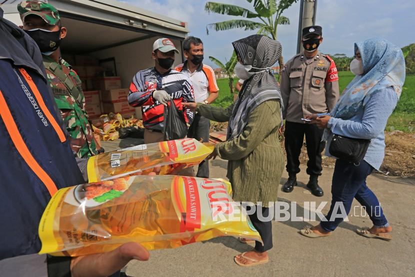 Warga mengantre untuk beli minyak goreng (ilustrasi). Dinas Perdagangan Provinsi Kalimantan Selatan siap memfasilitasi pemerintah kabupaten yang ingin menyelenggarakan pasar murah minyak goreng.