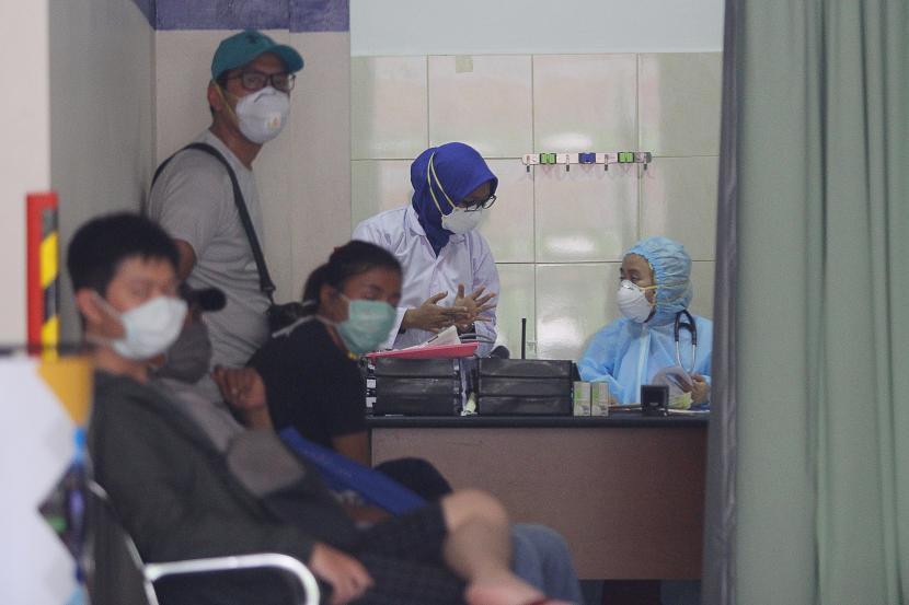 Warga mengantre untuk melakukan tes corona atau COVID-19 di Poli Khusus Corona Rumah Sakit Universitas Airlangga (RSUA), Surabaya, Jawa Timur.(ANTARA FOTO/Moch Asim)