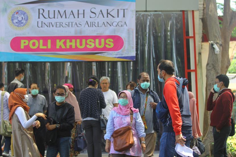Warga mengantre untuk melakukan tes corona di Poli Khusus Corona, Rumah Sakit Universitas Airlangga (RSUA), Surabaya, Jawa Timur, Selasa (17/3/2020). 
