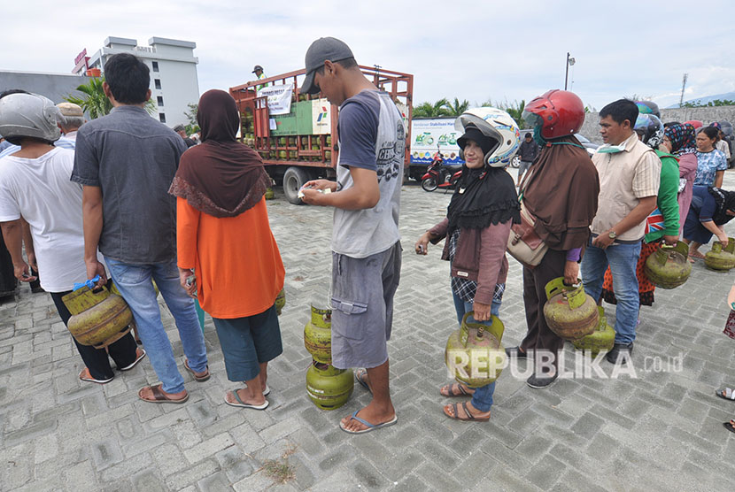 Warga mengantre untuk membeli elpiji tiga kilogram bersubsidi dalam operasi pasar (OP) yang digelar di Palu, Sulawesi Tengah, Selasa (5/6). 