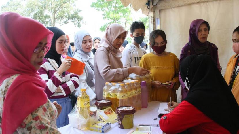 Warga mengantre untuk membeli komoditi pokok dengan harga miring di Pasa Murah yang digelar Dinas Perdagangan dan Perindustrian (Disdagin) Kota Bandung, Senin (19/9/2022). 