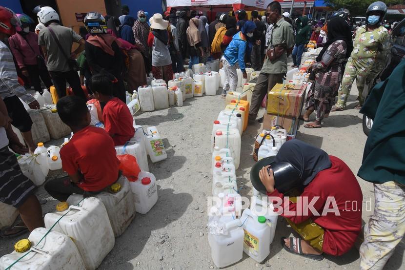 Warga mengantre untuk membeli minyak goreng curah saat proses penyaluran oleh PT Tanjung Sarana Lestari di Palu, Sulawesi Tengah, Jumat (8/4/2022). Kementerian Perindustrian mencatat kinerja distribusi minyak goreng curah bersubsidi naik pada April 2022 menjadi 5.424 ton per hari atau mengalami kenaikan rata-rata 800 ton per hari dibanding penyaluran pada Maret 2022. Ketua MUI Minta Pemerintah Atasi Kenaikan Harga Bahan Pokok