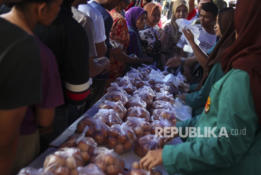 Warga mengantre untuk membeli telur pada Pasar Murah Telur di Solo, Jawa Tengah, Jumat (20/7).