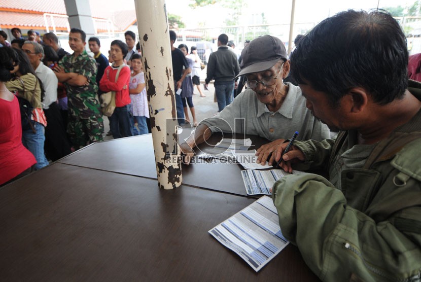  Warga mengantre untuk membeli tiket perjalanan kereta api Lebaran 2013 di loket Stasiun Pasar Senen, Jakarta, Rabu (8/5).   (Republika/Aditya Pradana Putra)
