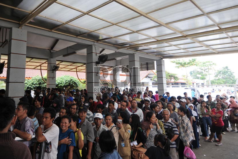  Warga mengantre untuk membeli tiket perjalanan kereta api Lebaran 2013 di loket Stasiun Pasar Senen, Jakarta, Rabu (8/5).  (Republika/Aditya Pradana Putra)