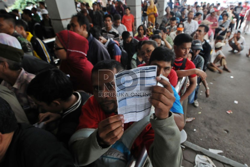  Warga mengantre untuk membeli tiket perjalanan kereta api Lebaran 2013 di loket Stasiun Pasar Senen, Jakarta, Rabu (8/5).  (Republika/Aditya Pradana Putra)