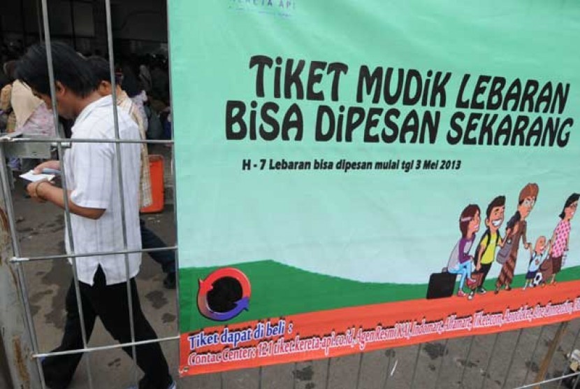 Warga mengantre untuk membeli tiket perjalanan kereta api Lebaran 2013 di loket Stasiun Pasar Senen, Jakarta, Rabu (8/5).