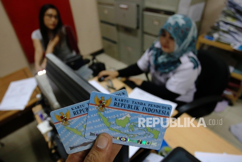 Warga mengantre untuk membuat E-KTP di Kelurahan Mampang Pela, Jakarta Selatan, Rabu (31/8). (Republika/ Yasin Habibi)