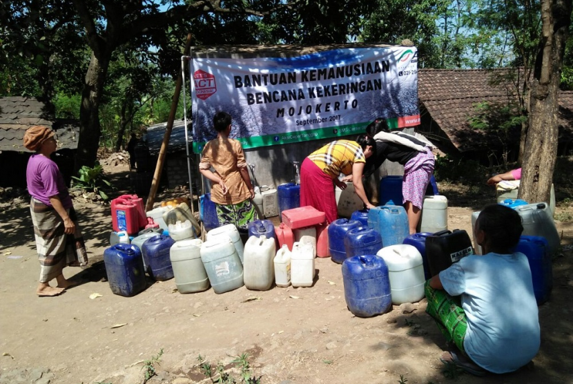 Warga mengantre untuk memenuhi kebutuhan air bersih selama musim kemarau.