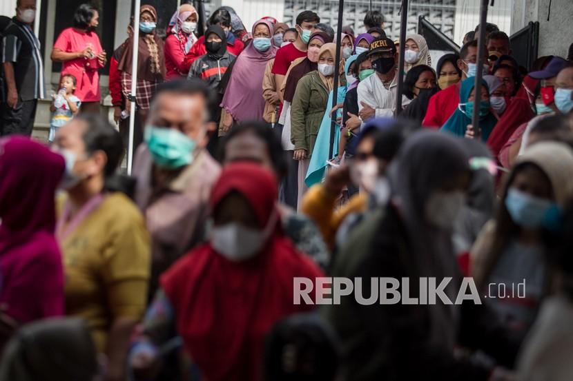Warga mengantre untuk mendapatkan minyak goreng kemasan (ilustrasi). Operasi pasar minyak goreng di Kota Bengkulu berakhir ricuh. 