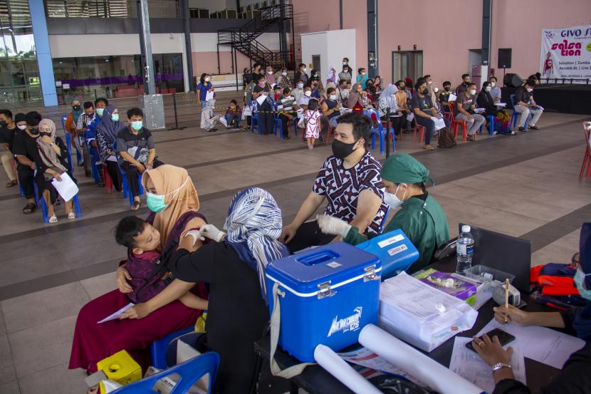 Warga mengantre untuk mendapatkan vaksinasi dosis ketiga COVID-19 atau booster di Mall Botania Dua, Batam, Kepulauan Riau, Kamis (24/3/2022). Pemerintah menetapkan vaksinasi booster menjadi syarat mudik pada perayaan Idul Fitri 2022.