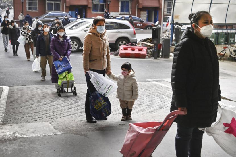 Warga mengantre untuk menerima donasi kebutuhan sehari-hari di Xian, Provinsi Shaanxi, Jepang, 10 Januari 2022.