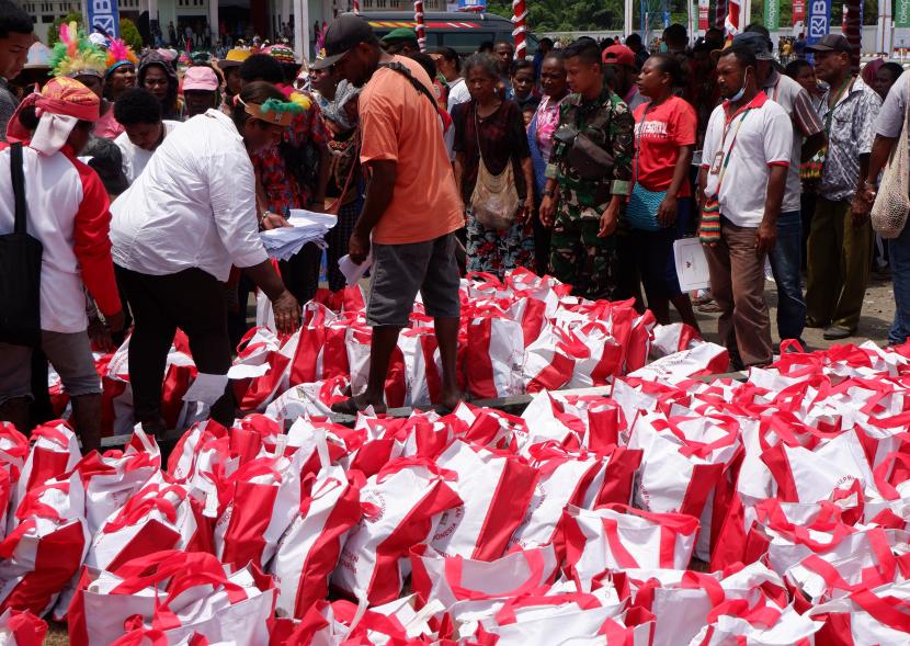 Warga mengantre untuk mengambil bantuan sembako dari Presiden Joko Widodo.
