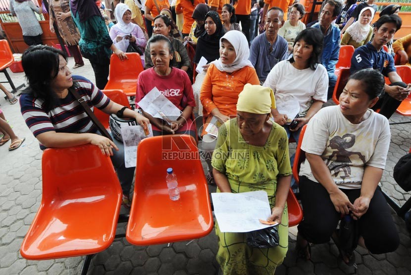 Warga mengantre untuk mengambil uang Bantuan Langsung Sementara Masyarakat (BLSM) di Kantor Pos dan Giro, Jalan Matraman, Jakarta, Sabtu (22/6). (Republika/Aditya Pradana Putra)