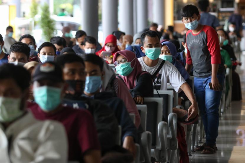 Warga mengantre untuk mengikuti tes cepat antigen (rapid test antigen) di Stasiun Gubeng Surabaya, Jawa Timur
