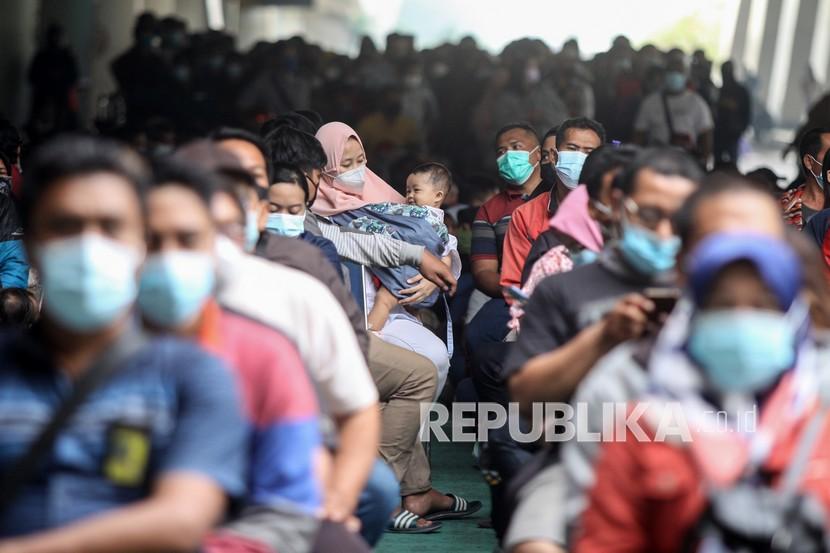 Warga mengantre untuk mengikuti vaksinasi Covid-19 di Terminal 2 Bandara Internasional Juanda di Sidoarjo, Jawa Timur, Kamis (22/7/2021). Berdasarkan data Satgas Penanganan Covid-19, Provinsi Jawa Timur mendominasi jumlah zona merah Covid-19. (ilustrasi)