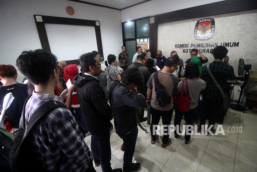 Warga mengantre untuk mengurus formulir pindah memilih (A5) di kantor KPU Kota Surabaya, Jawa Timur, Rabu (10/4/2019).