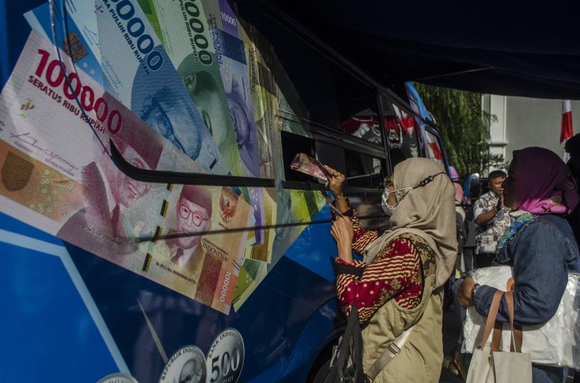 Warga mengantre untuk menukarkan uang pecahan uang rupiah. Penukaran uang baru untuk Lebaran dari Bank Indonesia (BI) Perwakilan Provinsi Kalimantan Timur (Kaltim) diperbolehkan sampai Rp 3,8 juta per orang. (ilustrasi)