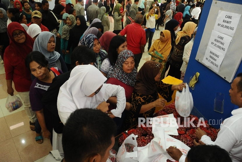 Warga mengantri saat membeli bawang merah di Toko Tani Indonesia (TTI), Jakarta, Senin (6\2). 