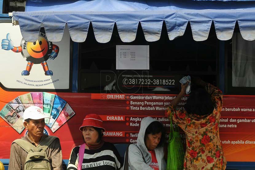 Warga mengantri untuk menukarkan uang pecahan di mobil layanan penukaran uang milik Bank Indonesia (BI). ilustrasi (Republika/Prayogi)